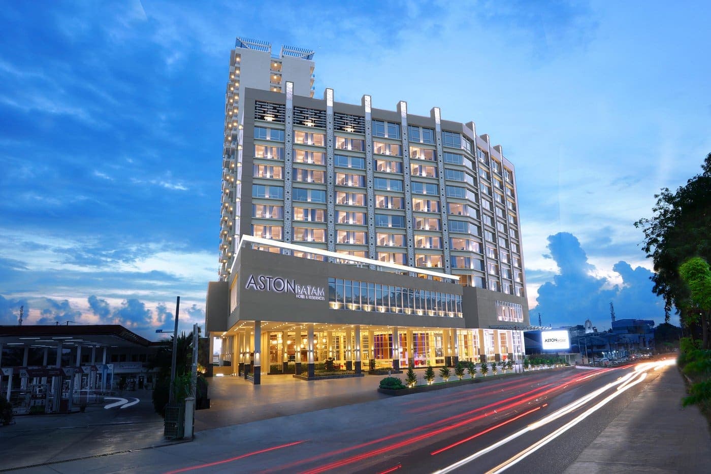 黄昏时分灯火通明的 Aston Batam Hotel and Residences