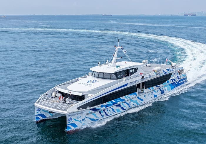 一艘 Majestic Fast Ferry 双体快船正在前往巴淡岛的航程中