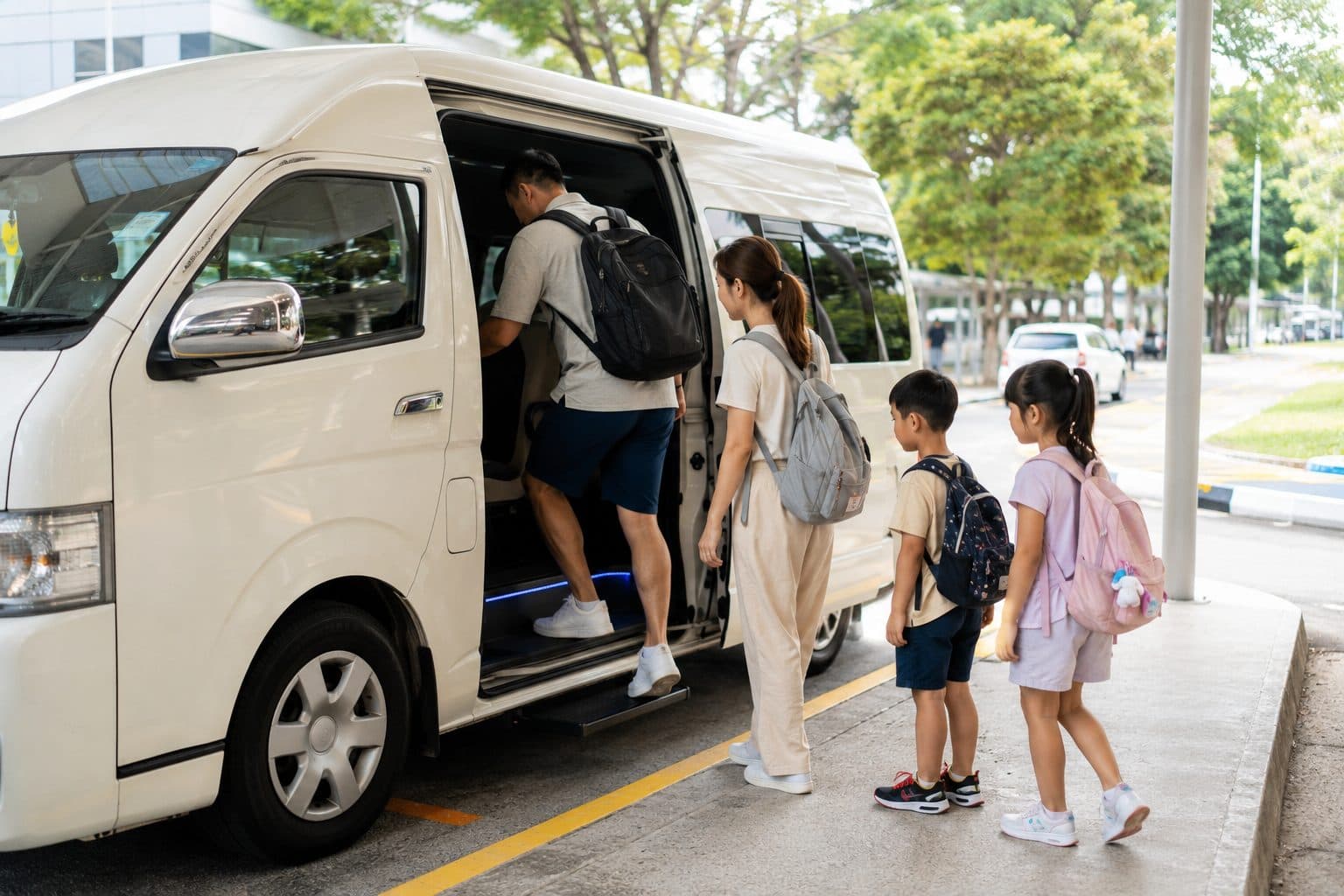 一家人登上巴淡岛私人用车